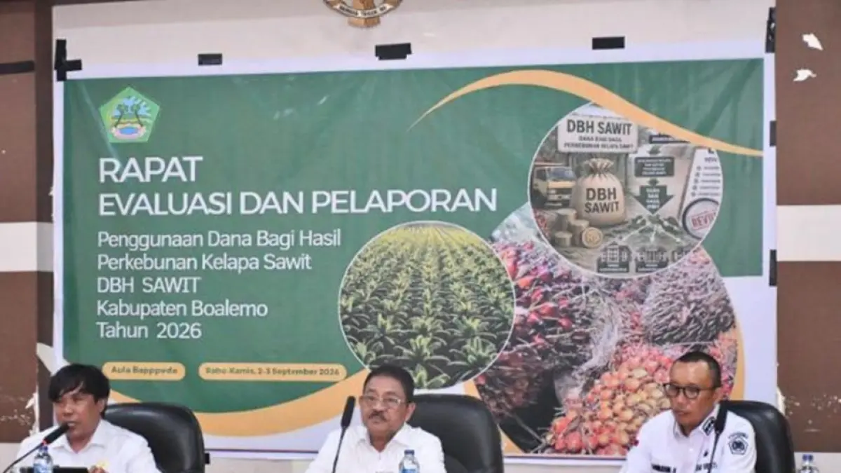 Bupati Rum Pagau ketika membuka rapat evaluasi dan pelaporan penggunaan DBH Perkebunan Kelapa Sawit Kabupaten Boalemo di Aula Rapat Bappeda.(F:Prokopim)

