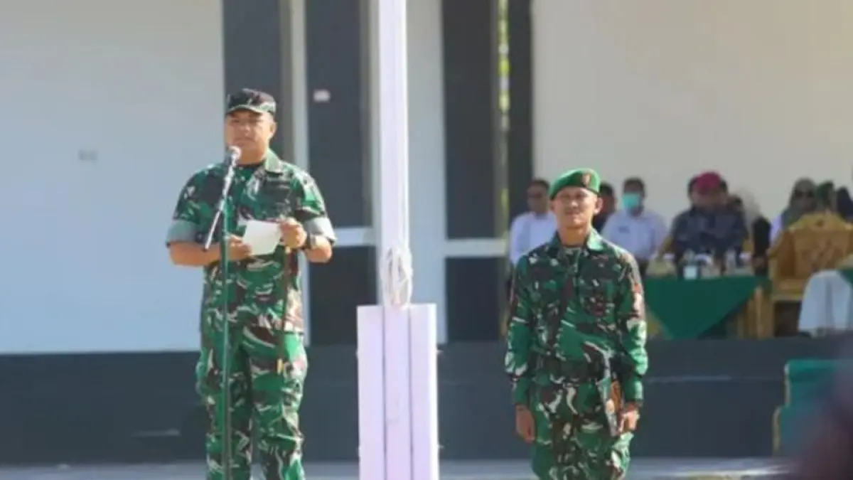 Dandim 1304/Gorontalo Letkol Inf Jon Patar Hasudungan Banjarnahor dalam apel gelar pasukan kesiapsiagaan penanggulangan karhutla di Lapangan Alun-Alun Bone Bolango. (F:Istimewa)