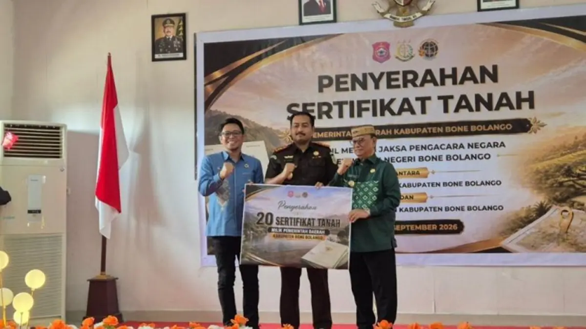 Dengan penyerahan 20 sertifikat dan target 100 bidang pada 2026, JAKSA KOSTAN  diharapkan menjadi instrumen percepatan legalisasi aset Pemerintah Kabupaten Bone Bolango. (F:Diskominfo)