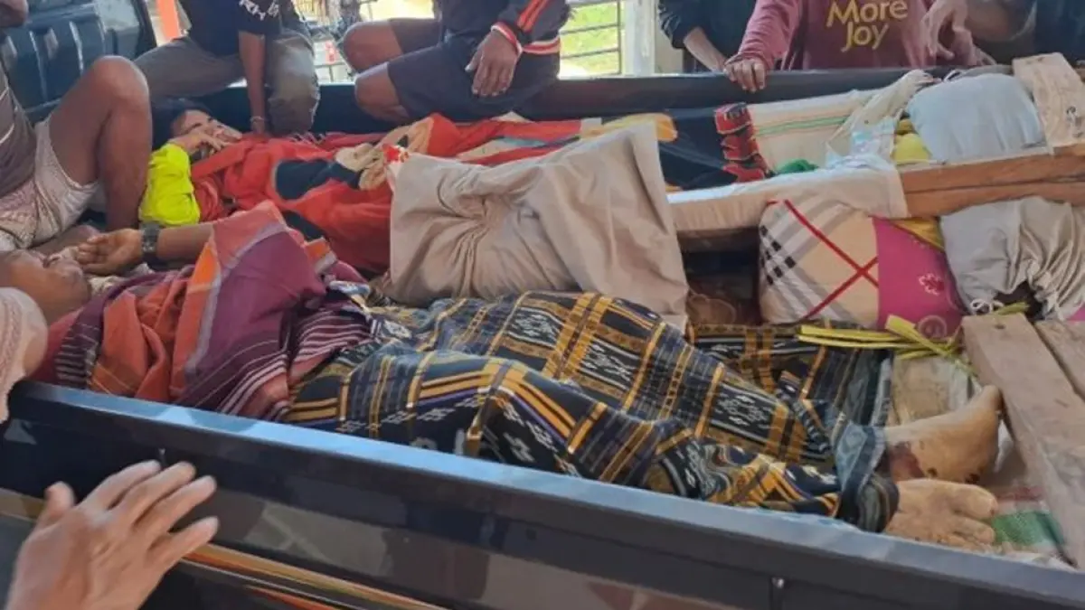 Evakuasi para korban alat berat tergelincir saat diperbaiki di Tambang Emas Tanpa Izin (PETI) Tomula, Kabupaten Pohuwato.(F:istimewa)