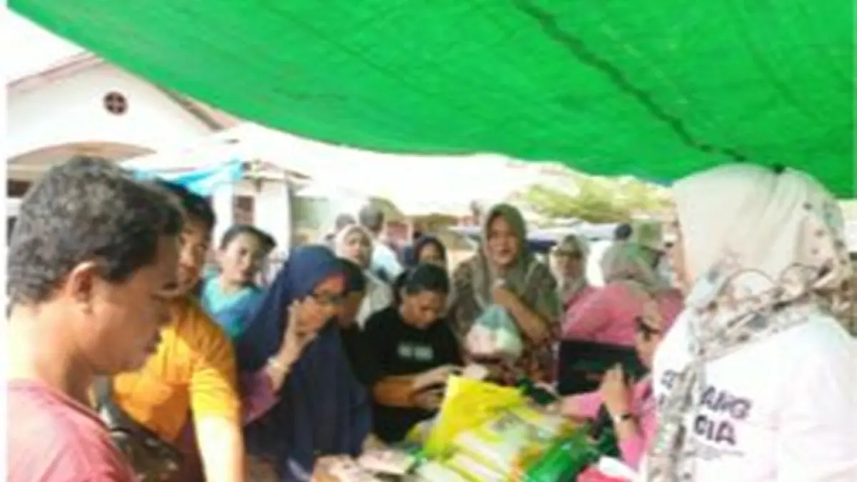 Pemerintah Kabupaten Bone Bolango bersama Perum Bulog Kantor Wilayah Provinsi Gorontalo menggelar Operasi Pasar Murah sebagai langkah menjaga pasokan dan mengendalikan harga pangan.(F:Diskominfo)