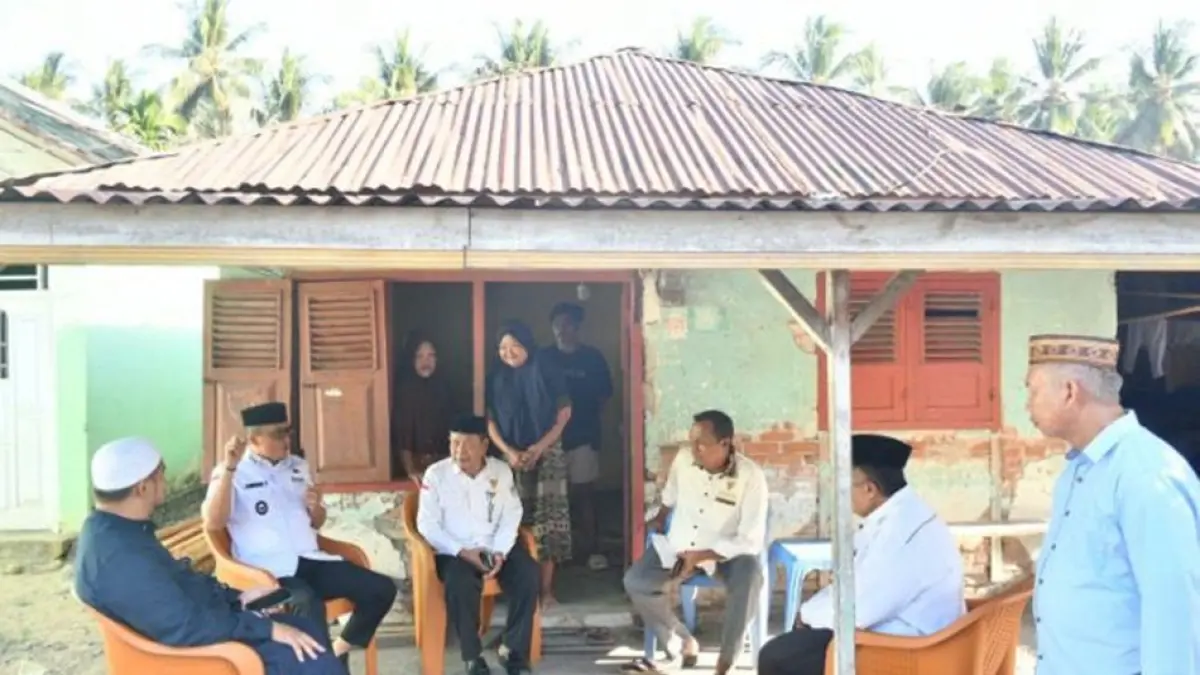 Wakil Bupati Boalemo, Lahmuddin Hambali, mendatangi keluarga korban sekaligus menyerahkan bantuan.(F:Kominfo)
