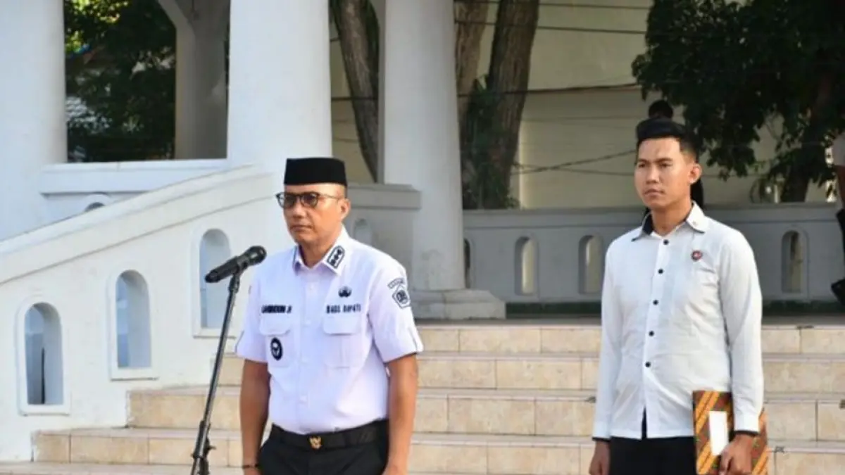  Wakil Bupati Lahmudin Hambali saat memimpin sebagai pembina apel kerja awal bulan di Alun-alun Tilamuta.(F:Diskominfo)