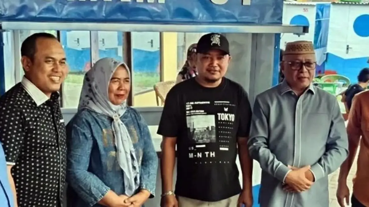 Bupati Gorontalo Sofyan Puhi menyerahkan bantuan booth portable di Pentadio Resort didampingi
Wakil Bupati Gorontalo Tonny S. Junus, Ketua DPRD Gorontalo Zulfikar Usira, para Asisten, serta jajaran pimpinan organisasi perangkat daerah.(F:Diskominfo)