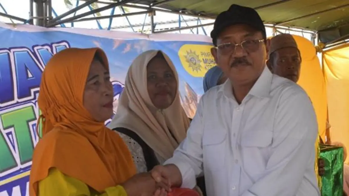 Bupati Boalemo Rum Pagau saat menyerahakan paket bantuan kepada warga di Desa  Tapadaa, Desa Rumbia, dan Desa Bolihutuo, Kecamatan Botumoito.(F:Diskominfo)