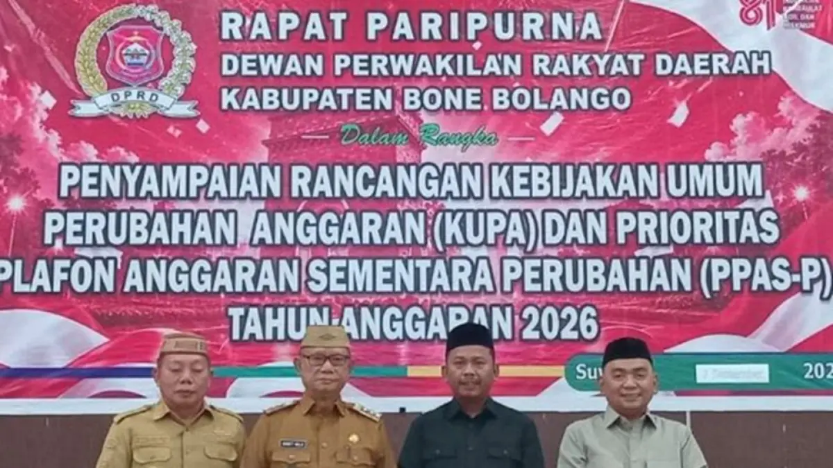 Bupati Bone Bolango Ismet Mile didampingi Wabup dan ketua serta Wakil Ketua DPRD  Bone Bolango saat rapat paripurna.(F:istimewa)