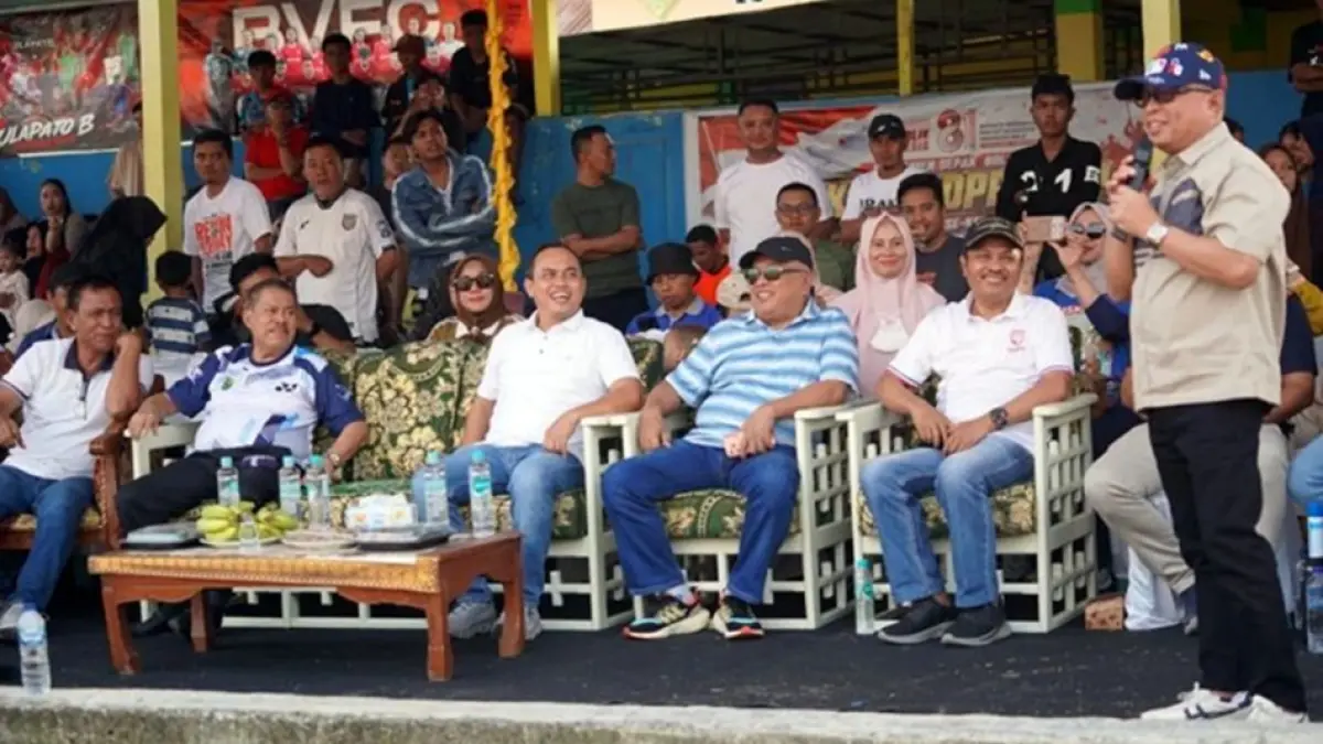 Bupati Gorontalo Sofyan Puhi tiba-tiba menawarkan bonus uang tunai untuk pemain yang mampu memecah kebuntuan.(F:Diskominfo)
