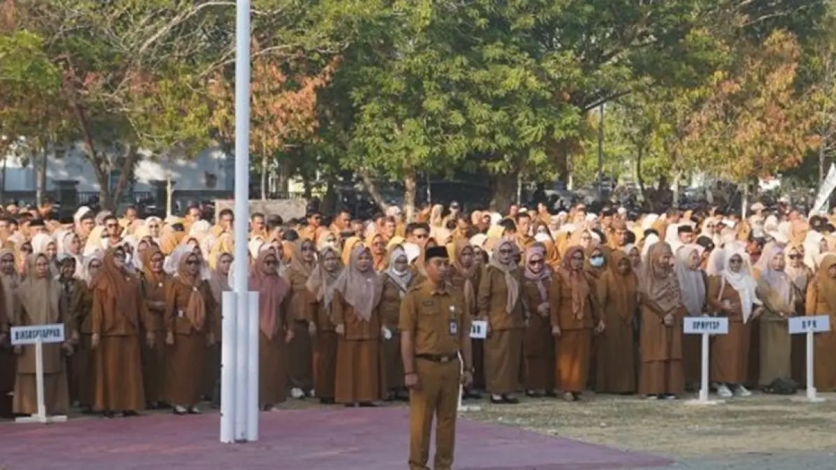 Jajaran ASN Bone Bolango saat apel kerja yang dipimpin Bupati Bone Bolango Ismet Mile berlangsung  di Lapangan Alun-Alun Bone Bolango.(F:Diskominfo)