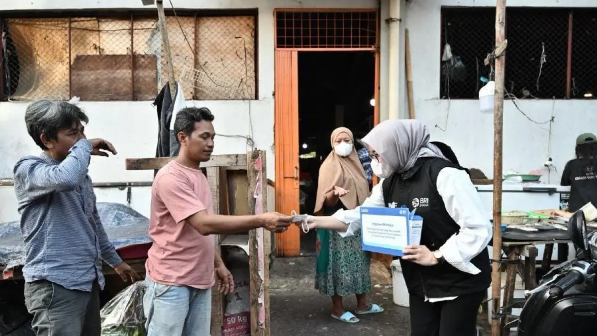 BRI membagikan masker dan vitamin kepada warga di sejumlah titik dengan mobilitas tinggi di wilayah Jakarta dan Lampung.