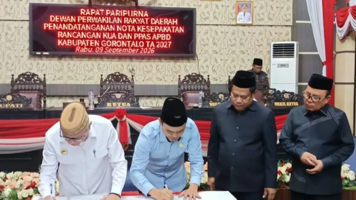Penandatanganan nota kesepakatan dalam Rapat Paripurna DPRD Kabupaten Gorontalo antara Bupati Sofyan Puhi dengan Ketua DPRD Kabupaten Gorontalo.(F:Diskominfo)