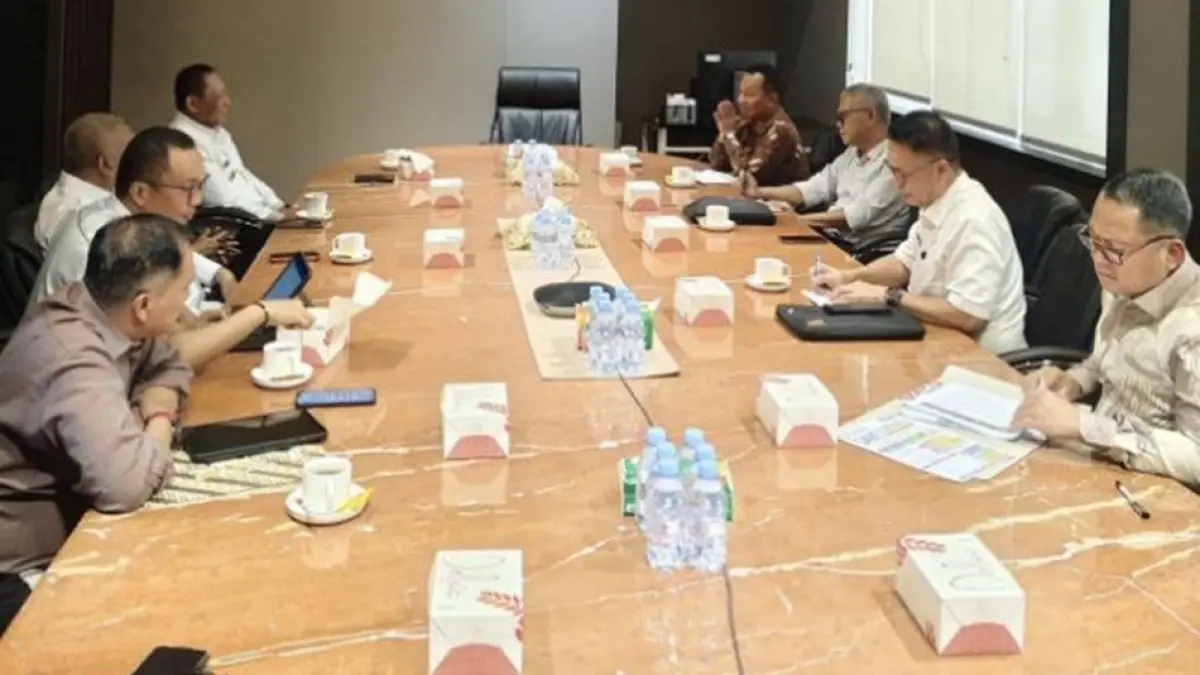 Asisten III Bidang Administrasi dan Keuangan Ichsan Budiman Wantogia bersama Tenaga Ahli Bupati Muh. Zamroni Mile menghadiri Audiensi Pemerintah Provinsi Gorontalo bersama Dirjen Minerba Kementerian Energi dan Sumber Daya Mineral di Jakarta. (Foto: Ist)