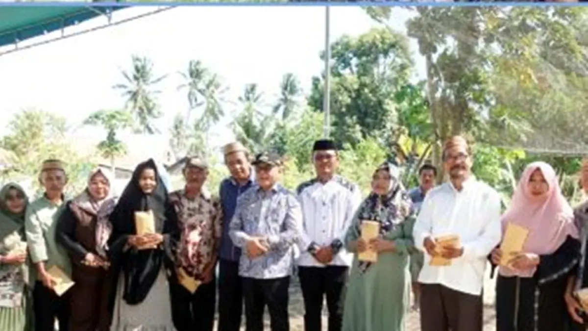Bupati Gorontalo H. Sofyan Puhi meletakkan batu pertama pembangunan Masjid Al-Ikhlas di Desa Luwo’o, Kecamatan Telaga Jaya.(F:Diskominfo)