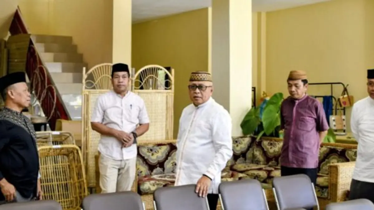 Bupati Gorontalo Sofyan Puhi memastikan langsung kesiapan lokasi yang akan menjadi pusat pelaksanaan acara peluncuran Luwoo desa digital.(F:Diskominfo)