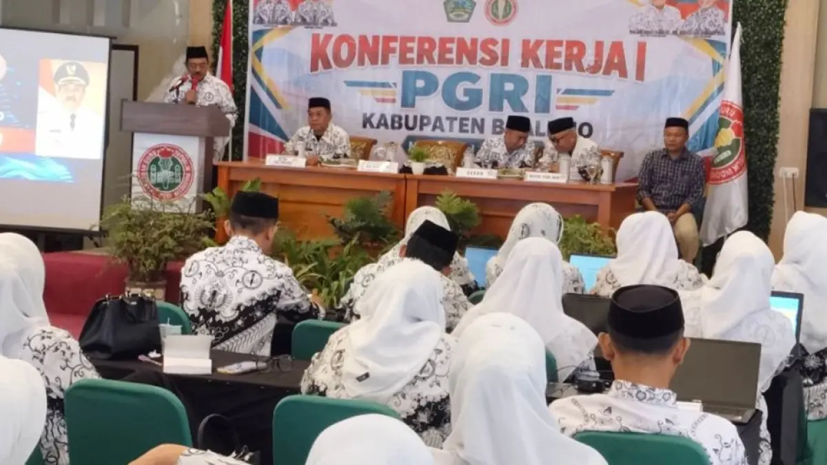 Bupati Boalemo Rum Pagau saat membuka Konferensi Kerja PGRI Kabupaten Boalemo masa bakti 2025–2030 di Villa Kencana, Desa Bolihutuo,(F:Diskominfo)