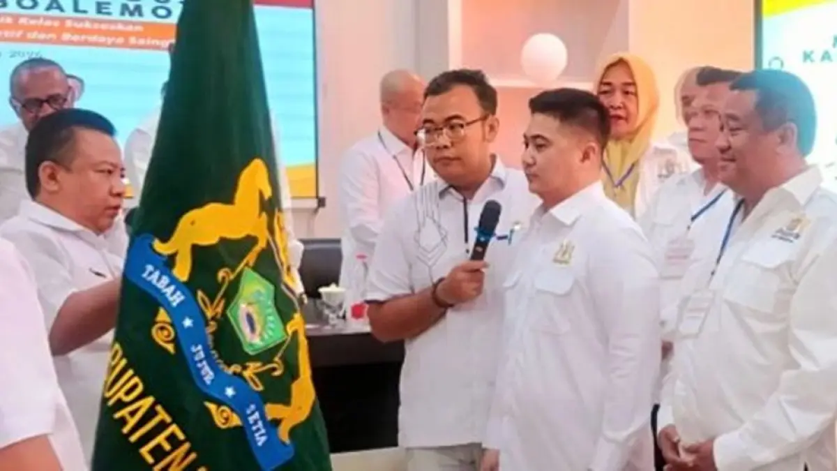 Peralihan kepemimpinan Kadin Boalemo ditandai dengan penyerahan pataka dari ketua umum Careteker kepada Ketua Umum yang baru  Rivel Priyantoro Pagau (F:Istimewa)