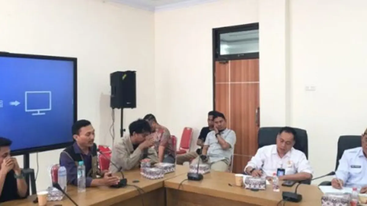Ketua Satgas Pemuda Pengawal Tambang, Kelvin Tolinggi, dalam Rapat Dengar Pendapat (RDP) bersama DPRD Bone Bolango, pemerintah daerah dan PT GM.(F:Istimewa)