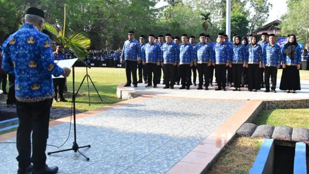 Bupati Gorontalo Sofyan Puhi melantik sejumlah pejabat Pimpinan Tinggi Pratama atau eselon II di halaman Kantor Bupati Gorontalo(F:Diskominfo)