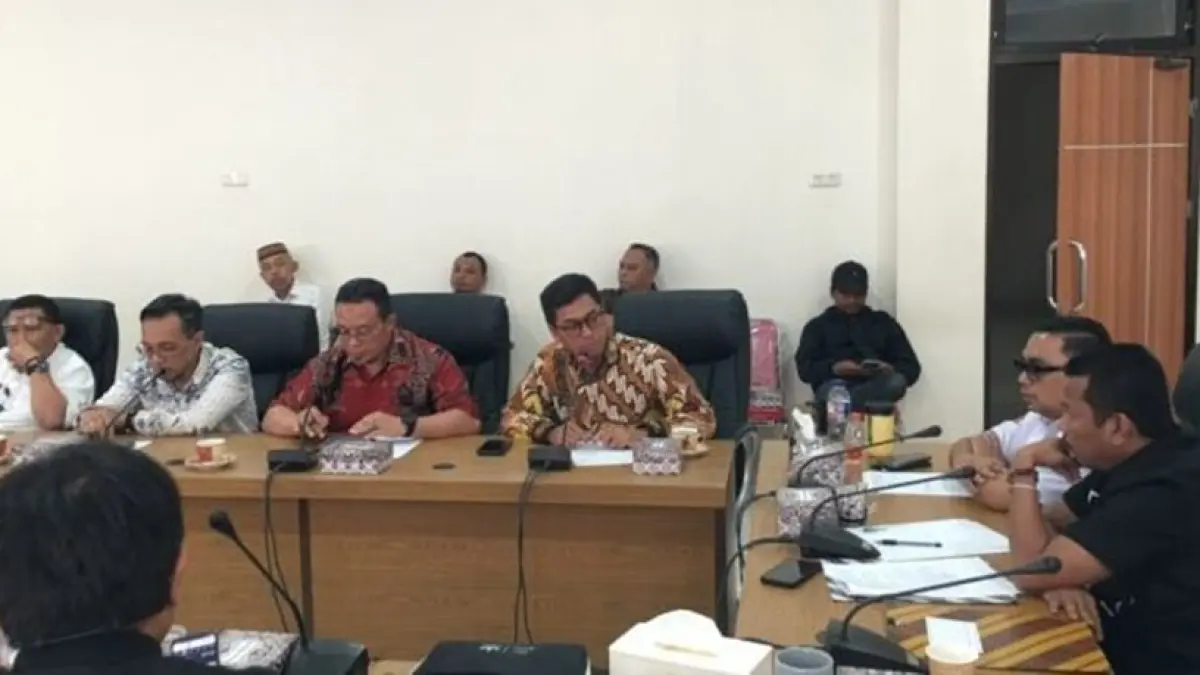 Direktur PT Gorontalo Minerals Mohammad Sulthon menyampaikan alasannya dalam Rapat Dengar Pendapat (RDP) bersama DPRD Bone Bolango.(F:Diskominfo)