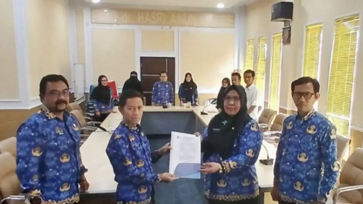 Penyerahan surat penunjukan Jeane sebagai Plh dilakukan Kepala Dinkes P2KB Provinsi Gorontalo, Anang S. Otoluwa.(F:Dinkes)