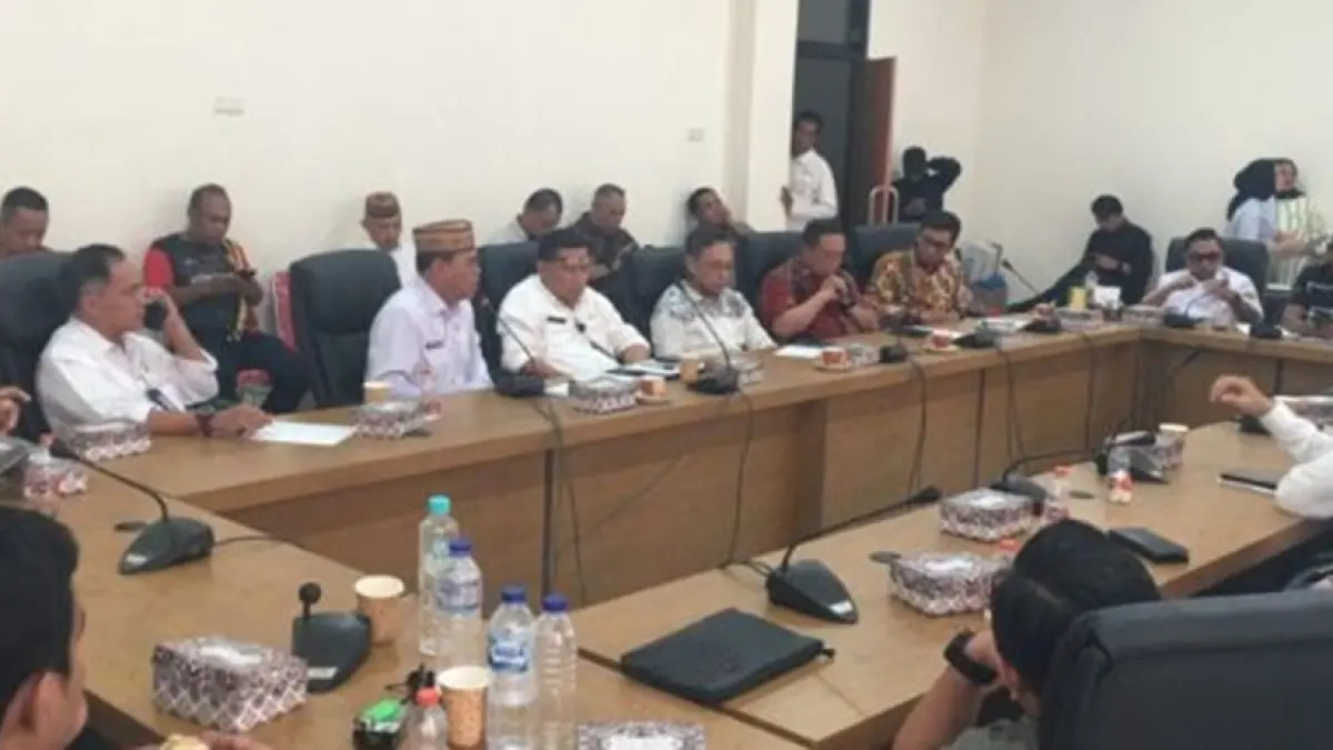Sekretaris Daerah Bone Bolango Iwan Mustapa dalam RDP yang mempertemukan DPRD Bone Bolango, Pemkab Bone Bolango, Satgas Pemuda Peduli dan Pengawal Tambang serta PT Gorontalo Minerals di Ruang Rapat DPRD Bone Bolango.(F:Diskominfo)