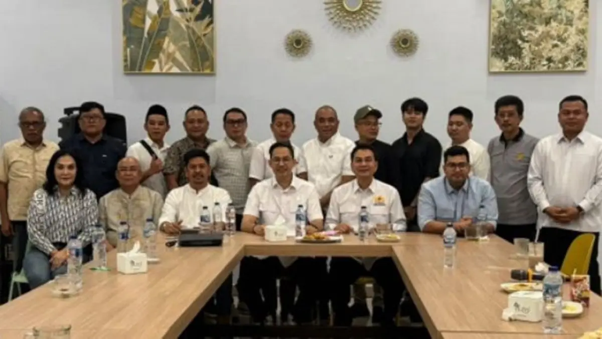 Kesepakatan Musprov damai antara kedua calon Ketua Umum Kadin Gorontalo bersama pendukung Kadin Kabupaten Kota yang disaksikan Ketua Karateker KADIN Gorontalo Yuliandre Darwis bersama WKU Koordinator Bidang Hukum dan HAM Kadin Indonesia Azis Syamsuddin. (F:Kadin)