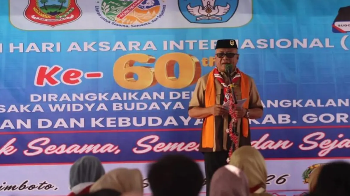 Bupati Sofyan saat menghadiri peringatan Hari Aksara Internasional (HAI) ke-60 yang dirangkaikan 
dengan penutupan Perkemahan Saka Widya Budaya Bakti Pangkalan Satuan Pendidikan Non Formal (SPNF)/PKBM se-Kabupaten Gorontalo di Limboto.(F:Diskominfo)