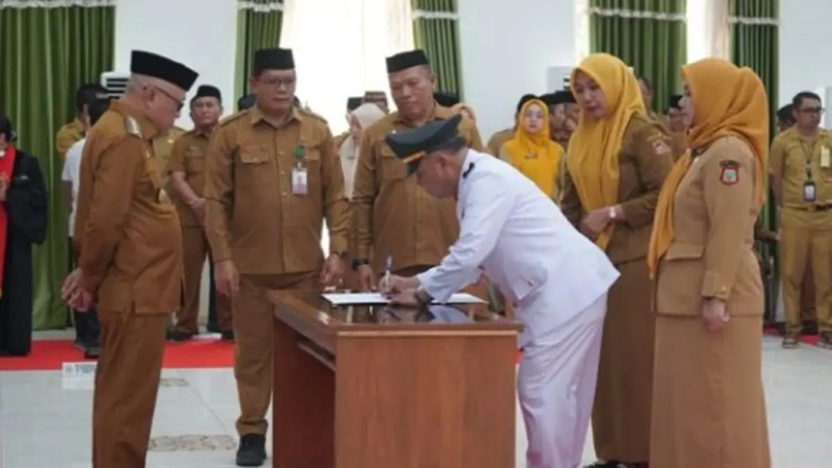 Disaksikan Wakil Bupati dan Ketua DPRD, Bupati Sofyan Puhi melantik pejabat eselon dilingkungan Pemkab Gorontalo.(F:Diskominfo)
