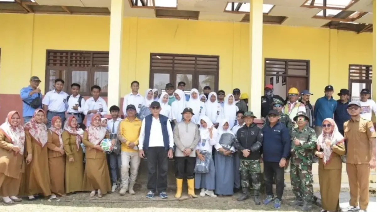 Foto bersama Gubernur Gusnar Ismail dengan jajaran guru dan siswa SMA Negeri 1 Pinogu, Selasa (22/9/2026). ANTARA/HO-Diskominfotik Provinsi Gorontalo