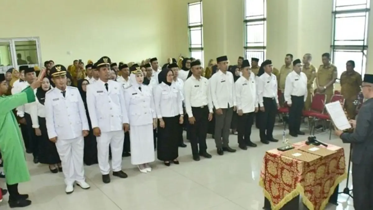 Sebanyak 32 pejabat administrator, pengawas, dan fungsional resmi dilantik dan diambil sumpahnya oleh Wakil Bupati Pohuwato Iwan S. Adam di Ruang Rapat Gunung Pani, Kantor Bupati Pohuwato.(F:Prokopim)