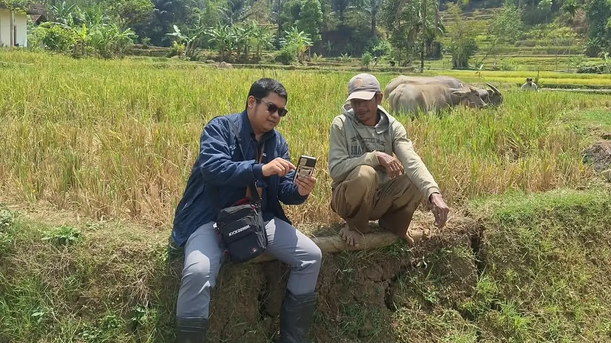 Tak Gentar Hadapi Medan Terjal, Mantri BRI Hadir Bantu Warga di Pegunungan Garut