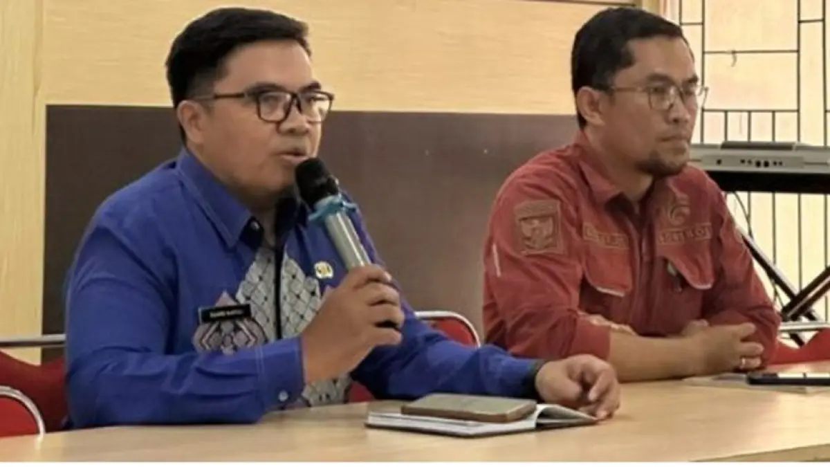 Sekdis Dinas Komunikasi dan Informatika Bone Bolango, Sukriyanto Katili saat membuka sosialisasi pengelolaan layanan SP4N-LAPOR di lingkungan Pemerintah Kabupaten Bone Bolango tahun 2026 yang digelar di Aula Tolopani Bappeda Litbang Bone Bolango. (F. Enno/Diskominfo)