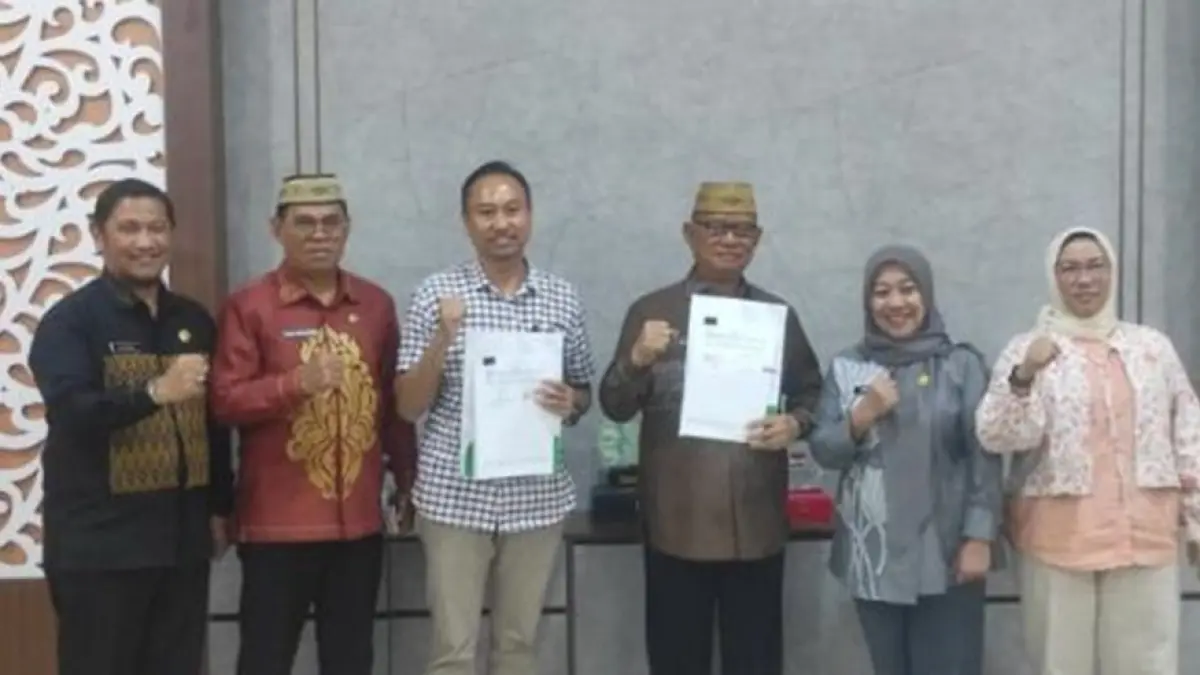 Bupati Bone Bolango Ismet Mile didampingi Sekretaris Daerah Bone Bolango Iwan Mustapa dan Kepalaa Badan Keuangan saat melakukan pertemuan dengan BPJS Kesehatan di Ruang Kerja Bupati, Kamis (24/6/2026). (F.Munifa/Diskominfo)
