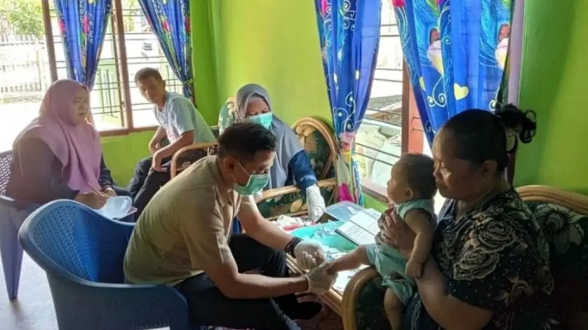 Tim kesehatan bersama Puskesmas Batudaa Pantai kini turun ke lapangan untuk melakukan penyelidikan epidemiologi dan pencarian kasus secara aktif.(F:Diskominfo)