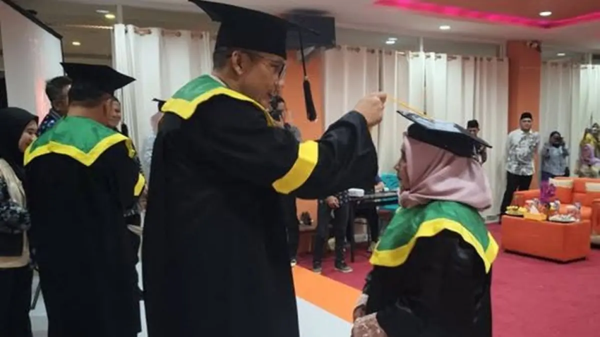 Sebanyak 29 ibu lanjut usia (lansia) resmi mengikuti wisuda setelah menjalani pendidikan di Sekolah Lansia Berkah Tapadaa. (F:Prokopim)