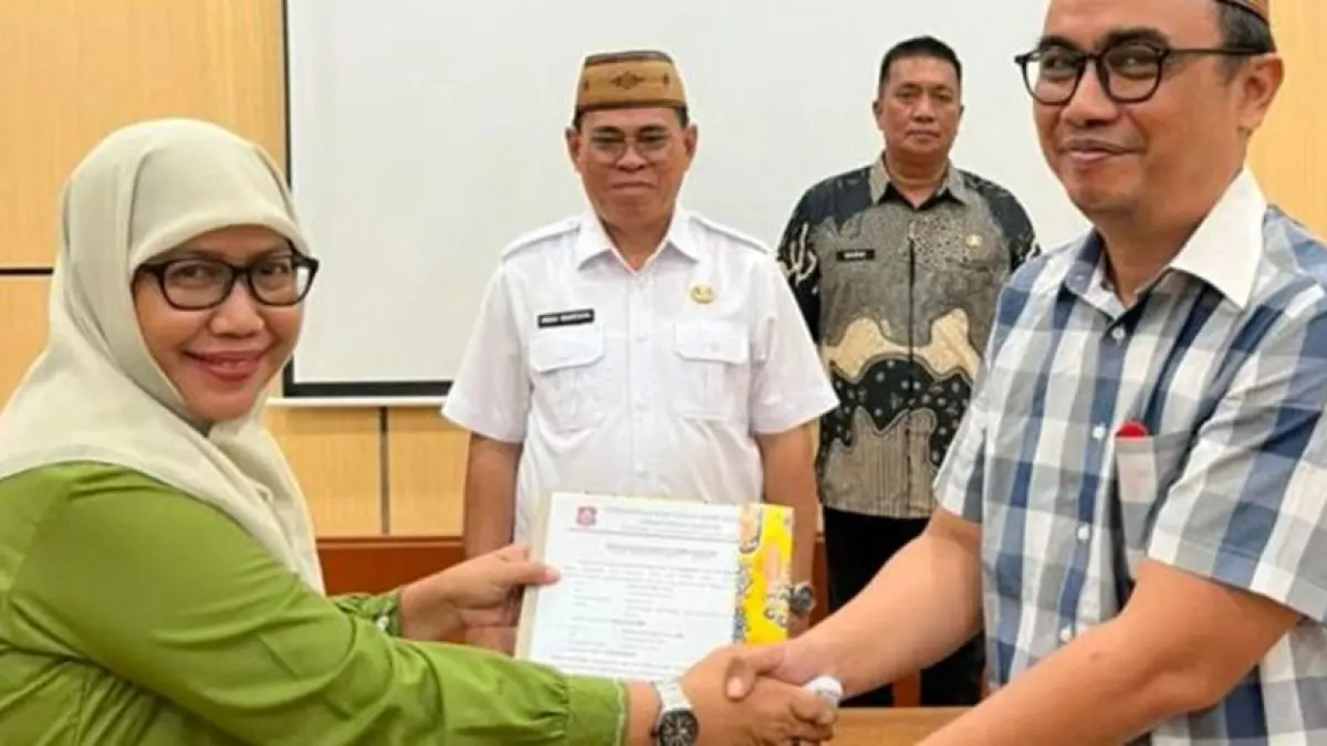 Sekda Iwan Mustapa didampingi Asisten I Setda Bone Bolango, Aznan Nadjamudin saat menghadiri serah terima jabatan di lingkungan Sekretariat Daerah Bone Bolango, yang berlangsung di Ruang Rapat Sekda. (F.Lanto/Prokopim)