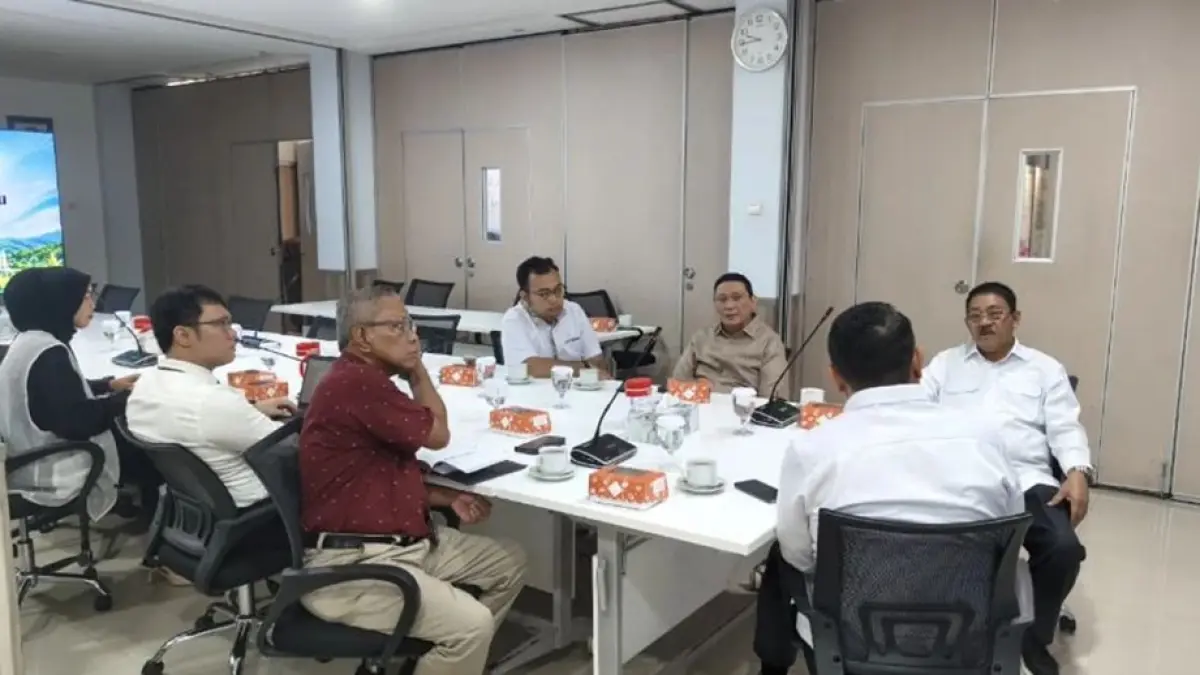 Bupati Boalemo Rum Pagau saat bertemu Kepala OJK Sulutgo Robert H.P. Sianipar di Manado, keduanya sepakat berkolabolarasi (F>Diskominfo)