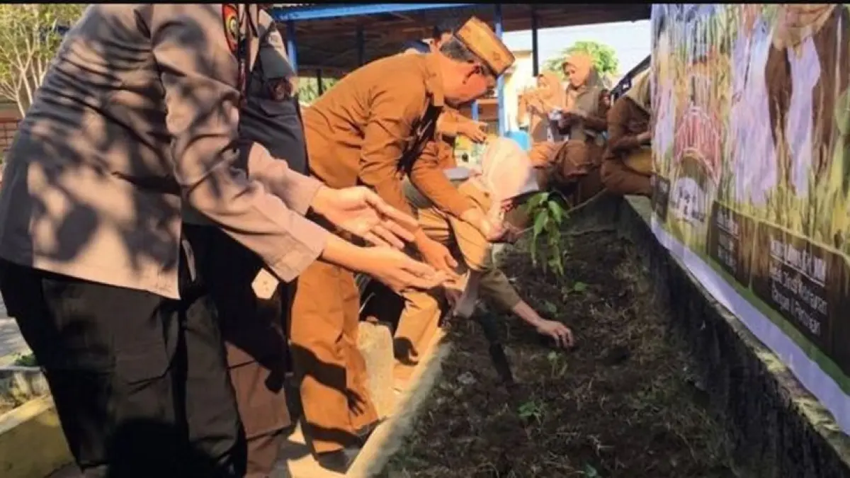 Sekretaris Daerah Bone Bolango, Iwan Mustapa, mengajak para siswa terlibat langsung dalam Gerakan Tanam Cabai di Sekolah melalui program satu siswa satu pohon. (F:Diskominfo)