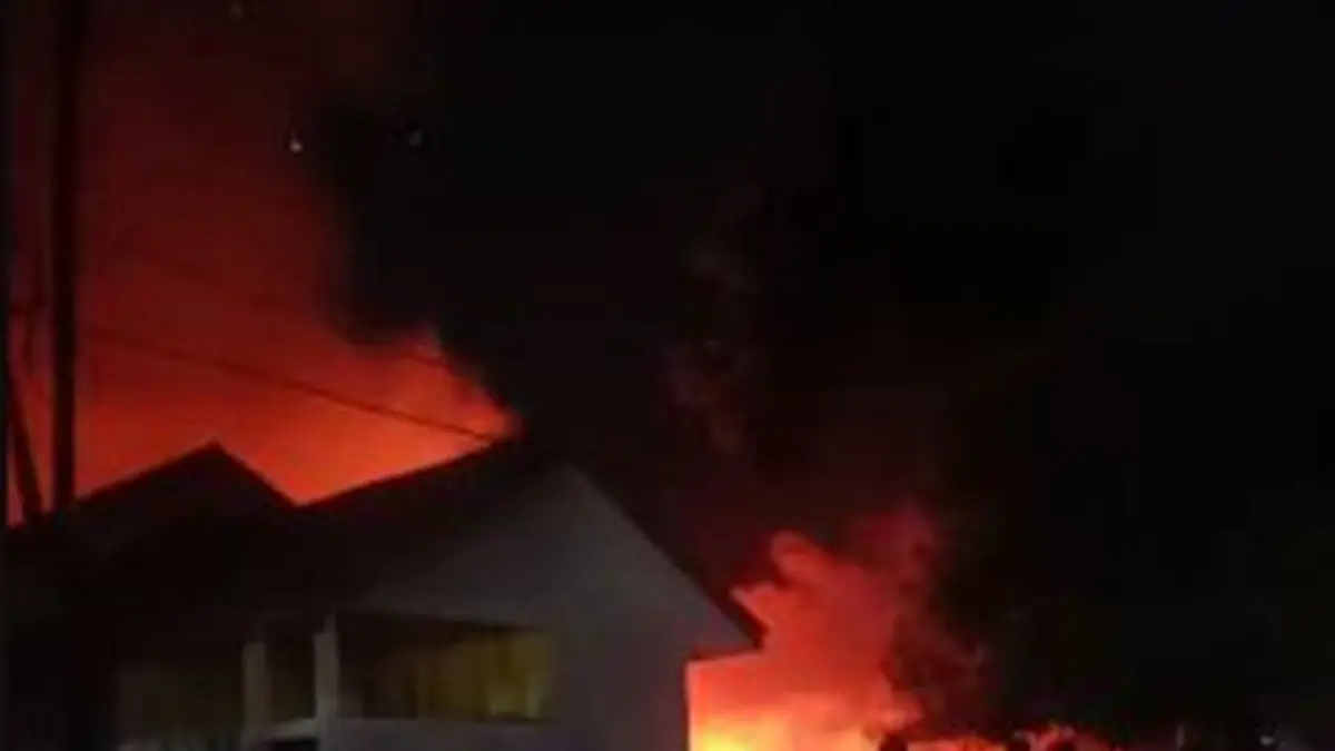 Suasana malam di Desa Maleo, Kecamatan Paguat, Kabupaten Pohuwato, mendadak berubah menjadi kepanikan setelah kobaran api melahap sebuah rumah warga.(F:gpd)