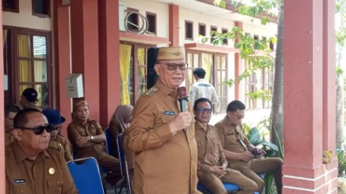 Bupati Bone Bolango Ismet Mile membuka  pasar murah bersubsidi di  Kecamatan Bulango Selatan, (F.Yudi/Prokopim)