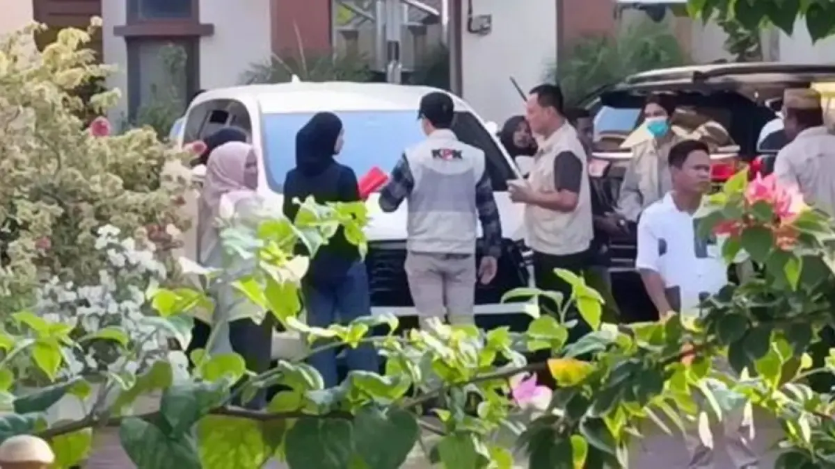 Penyisiran tidak berhenti di dalam bangunan. Dua kendaraan yang terparkir di halaman rumah juga ikut diperiksa penyidik.(F:Istimewa)