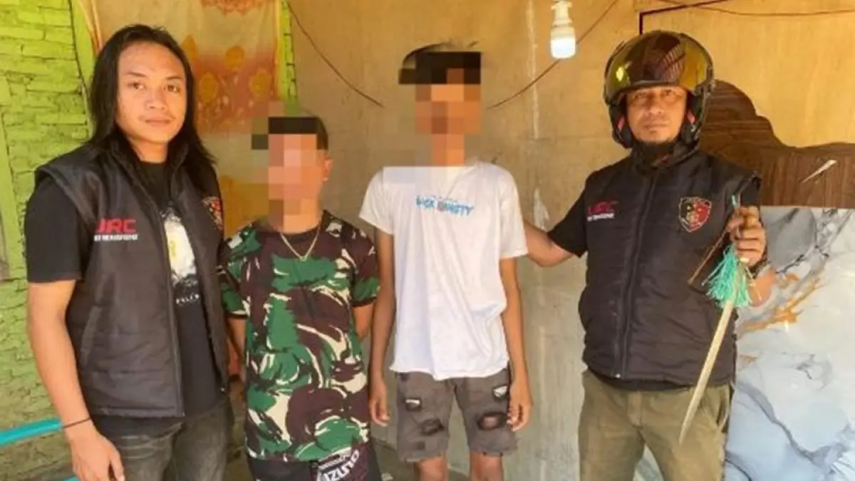 Kedua pelaku saat diamankan Tim URC Satreskrim Polres Boalemo.(F:hms-Pol)