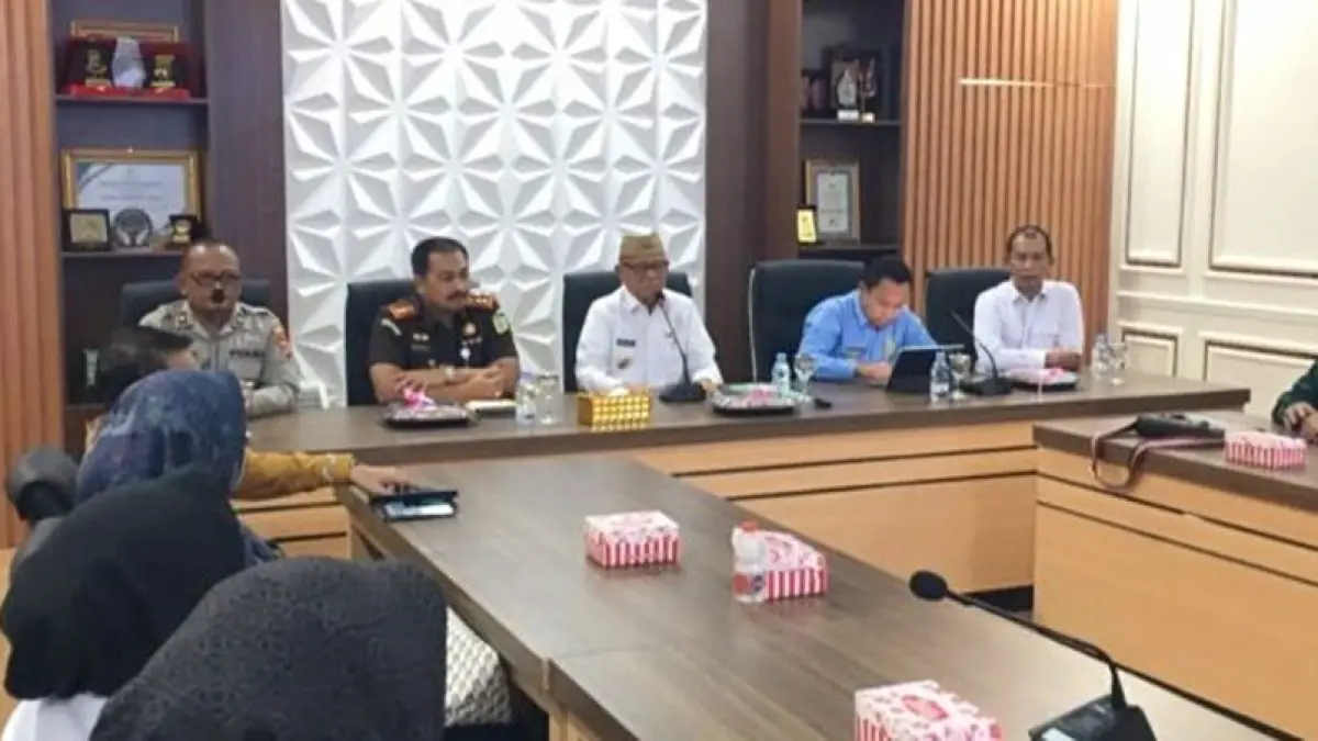 Bupati Bone Bolango, Ismet Mile saat menerima Kunjungan Kerja Pemerintah Provinsi 

Gorontalo dan Kejaksaan Tinggi Gorontalo dalam rangka Sosialisasi, Pendataan, dan  Verifikasi tentang Potensi Pendapatan Daerah yang berlangsung di Ruang Rapat Bupati.(F:Diskominfo)