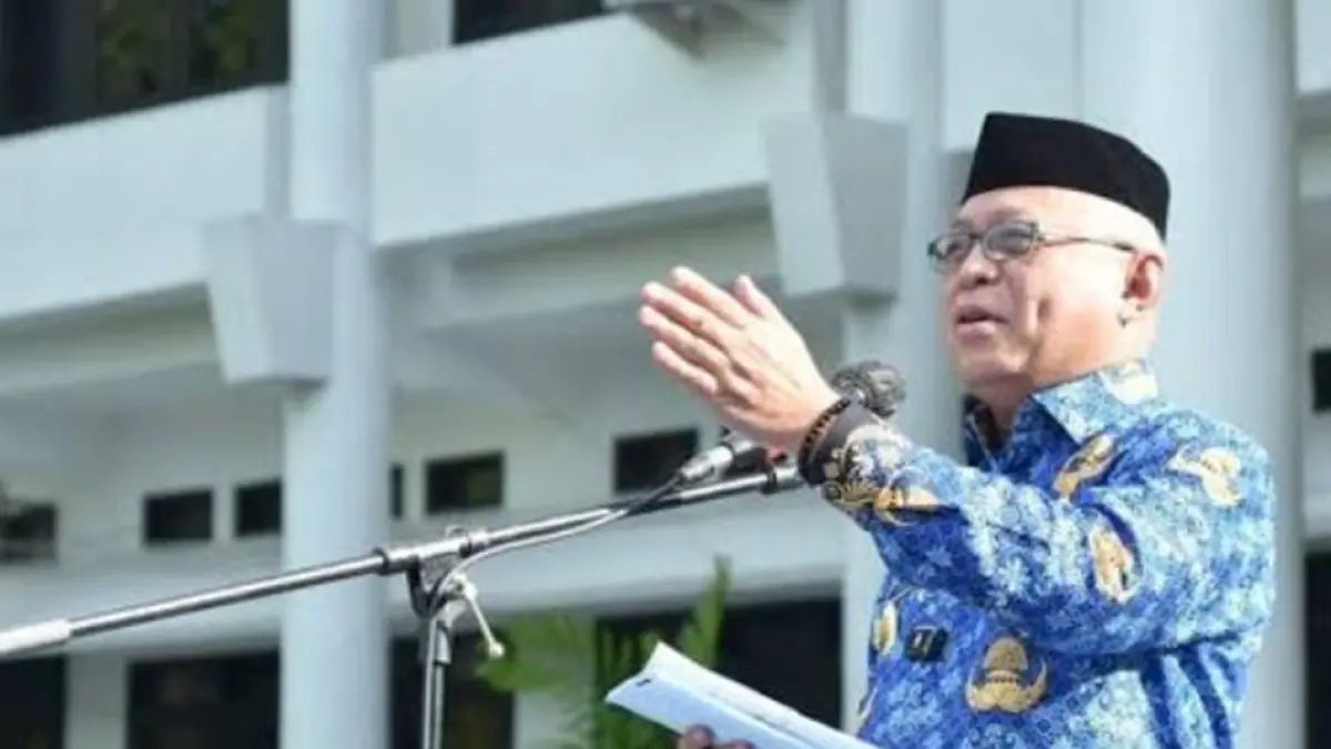 Bupati Gorontalo H. Sofyan Puhi  meminta Sekretaris Daerah (Sekda) Sugondo Makmur mengawal langsung percepatan  proses pencairan (F:Diskominfo)