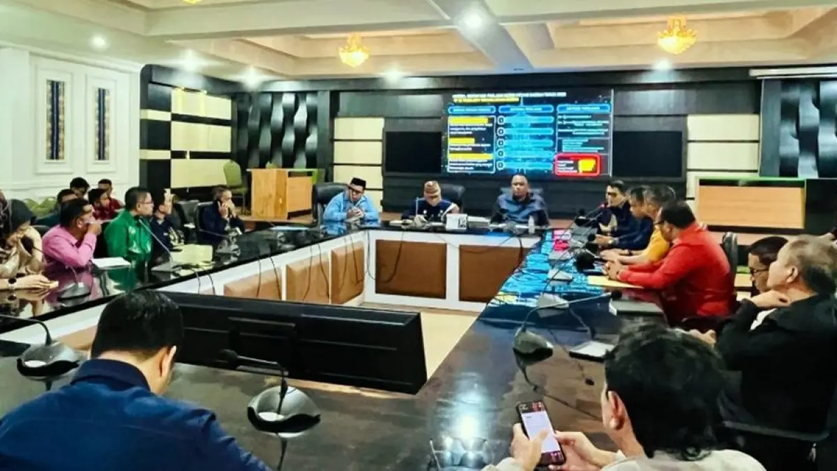 Bupati Sofyan Puhi saat memimpin rakor di Ruang Dulohupa, Kantor Bupati Gorontalo. (F:Diskominfo)