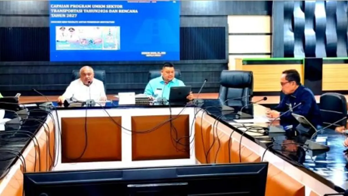 Wakil Bupati Gorontalo Tonny S Junus pimpin rapat evaluasi program bantuan BBM berlangsung di Ruang Dulohupa, Kantor Bupati Gorontalo.(F:Diskominfo)