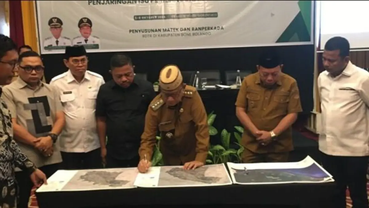 Ismet Mile didampingi Wabup Risman Tolingguhu, Ketua DPRD Faisal Yunus dan 

Sekretaris Daerah Iwan Mustapa saat menghadiri Focus Group Discussion (FGD) RDTR  Penyepakatan Delineasi dan Penjaringan Isu Kewilayahan serta KP 1 Kajian Lingkungan  Hidup Strategis (KLHS) Penjaringan Isu Pembangunan Berkelanjutan di Grand Q Hotel Kota Gorontalo.(F: Diksominfo)