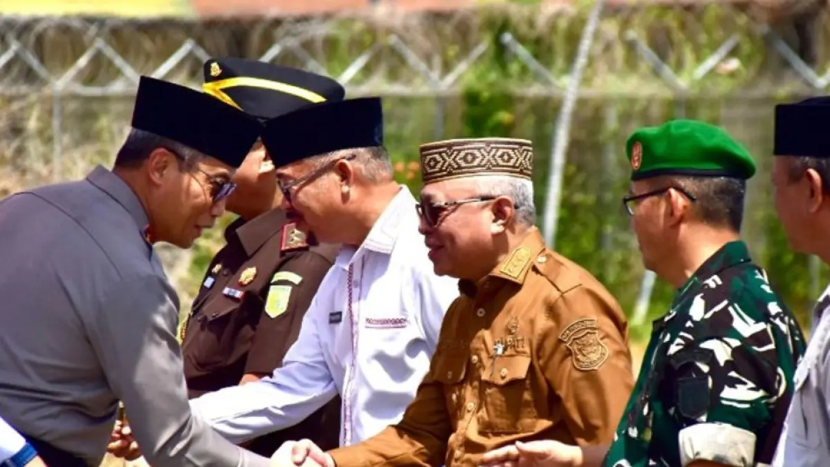 Bupati Gorontalo Sofyah Puhi saat menyambut kapolda Grontalo yang baru Irjen Pol Nurworo Danang.(F:Diskominfo)