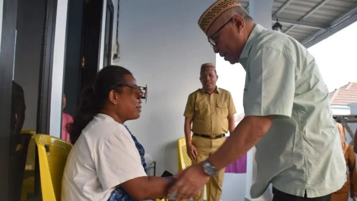 Bupati Sofyan melihat langsung kondisi warganya yang membutuhkan pemeriksaan dan penanganan medis lebih lanjut.(F:Diskominfo)