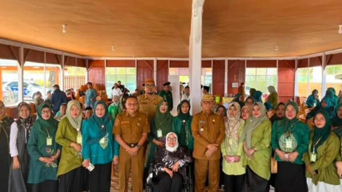 Ketua TP PKK Bone Bolango Ruwaida Ismet Mile saat menghadiri Bimbingan Teknis Peningkatan 
Pengetahuan dan Keterampilan Perempuan dalam Pengelolaan UMKM Menuju Kemandirian yang dilaksanakan PKK Kecamatan Botupingge di Villa Pasir Panjang, Kecamatan Kabila Bone.(F:Diskominfo)