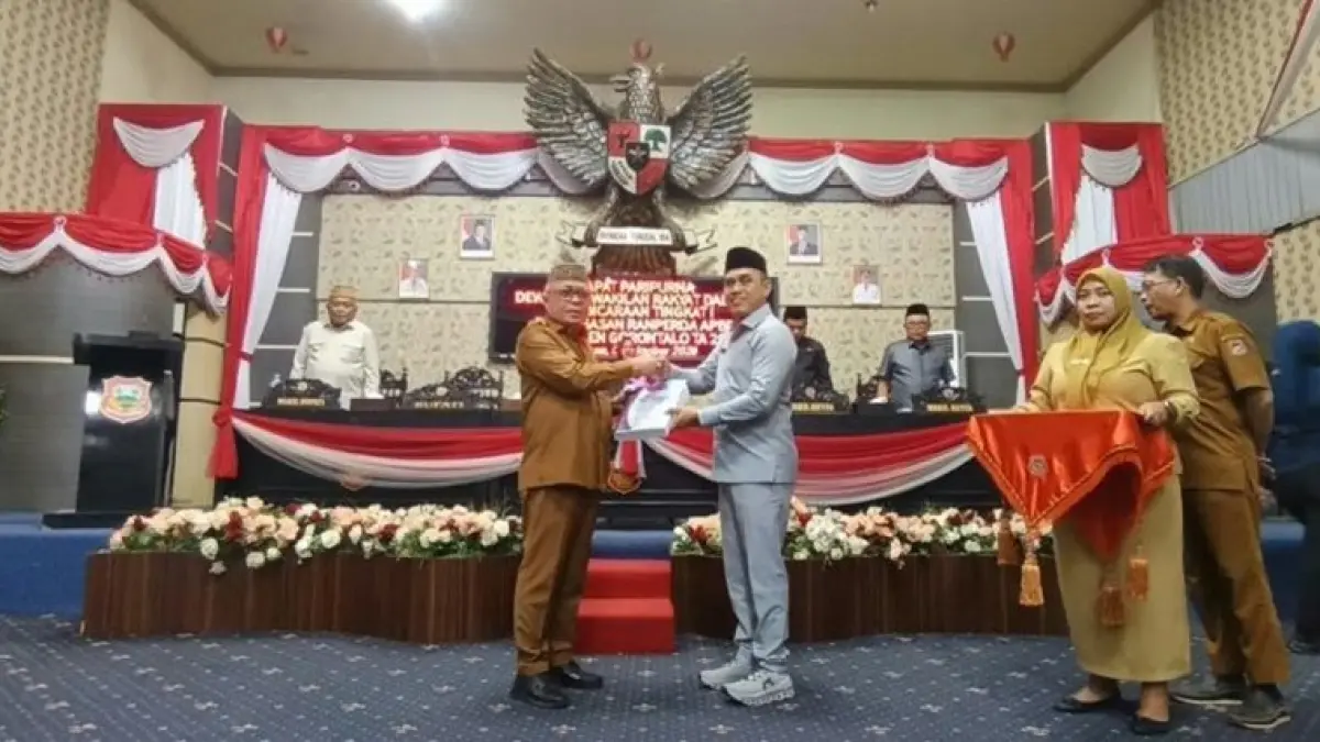Bupati Sofyan Puhi menyerahkan kedua Ranperda kepada Ketua DPRD dalam Rapat Paripurna di Gedung DPRD.(F:Diskominfo)